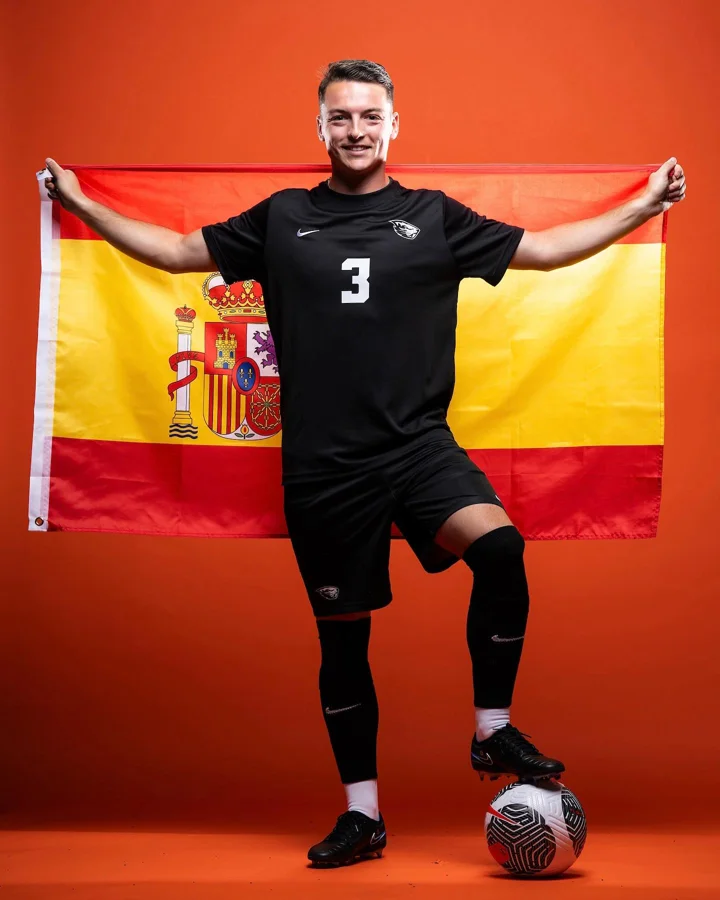 Jugador de ETURE con la bandera de España en Oregon State