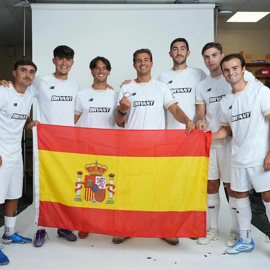 Jugadores de ETURE con la bandera de España en Bryant