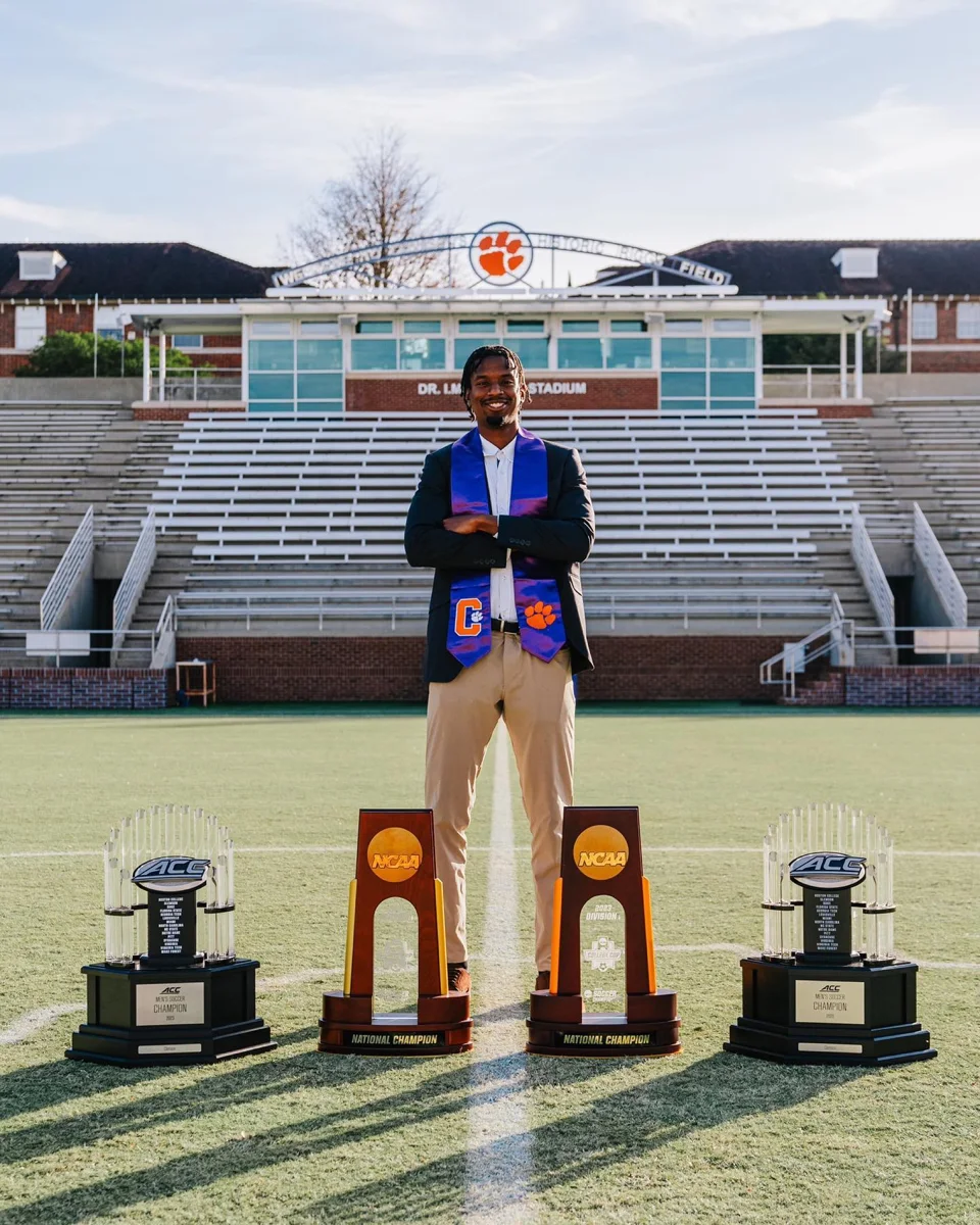 Moha Seye, graduado en Clemson University, con los trofeos de la ACC y de campeón de la NCAA