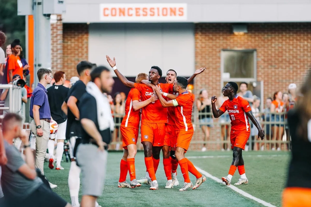 Jugadores de Clemson celebrando un gol