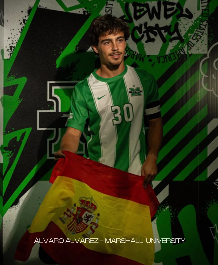 Álvaro Álvarez con la bandera de España en Marshall University